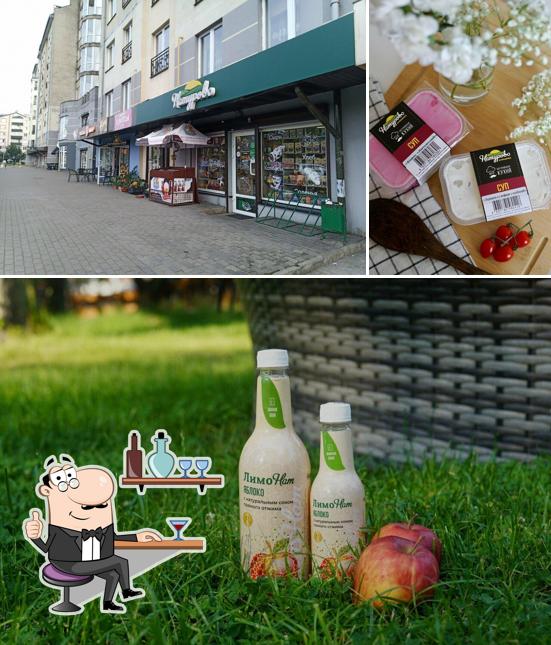 Это снимок, где изображены внутреннее оформление и еда в Натурово