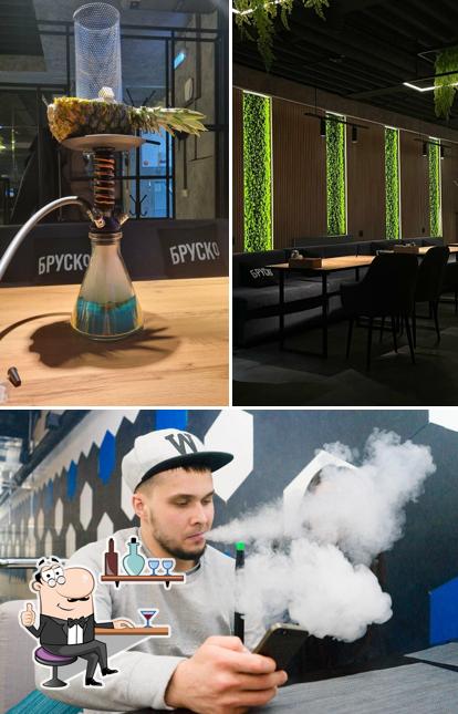 Посмотрите на внутренний интерьер "Черники Lounge Bar"