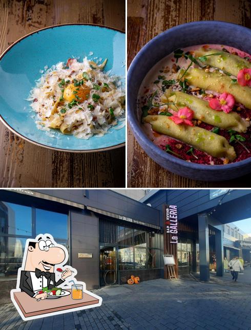 Это фото, где изображены еда и внешнее оформление в La Galleria Bar & Kitchen