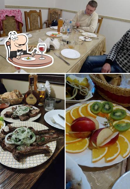 Посмотрите на эту фотографию, где видны еда и столики в У Гургена