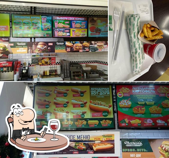 Еда в "Nathan’s Famous"