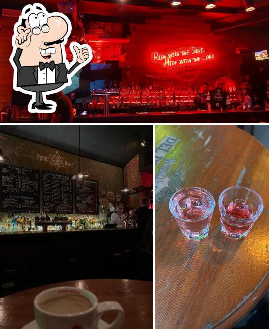 Забронируйте столик в "Gypsies & Jews"