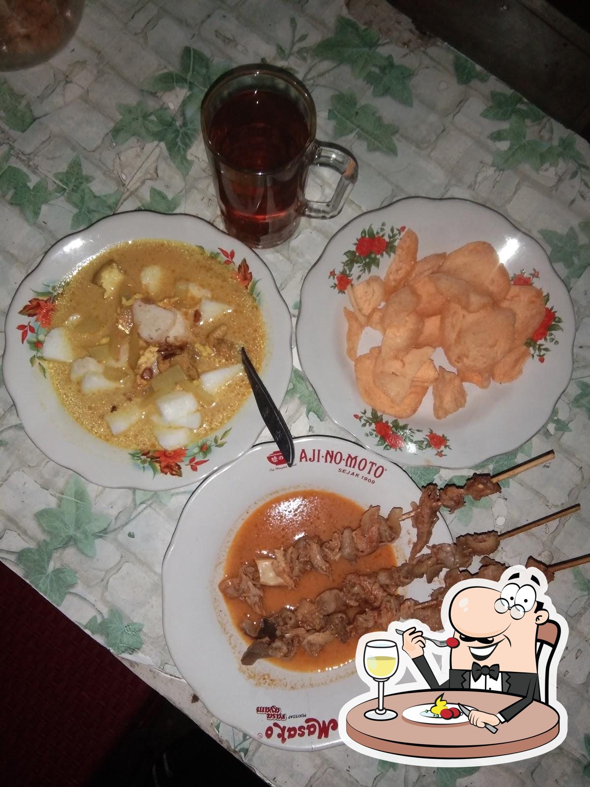 Kupat Sate Blengong Mbak Risma