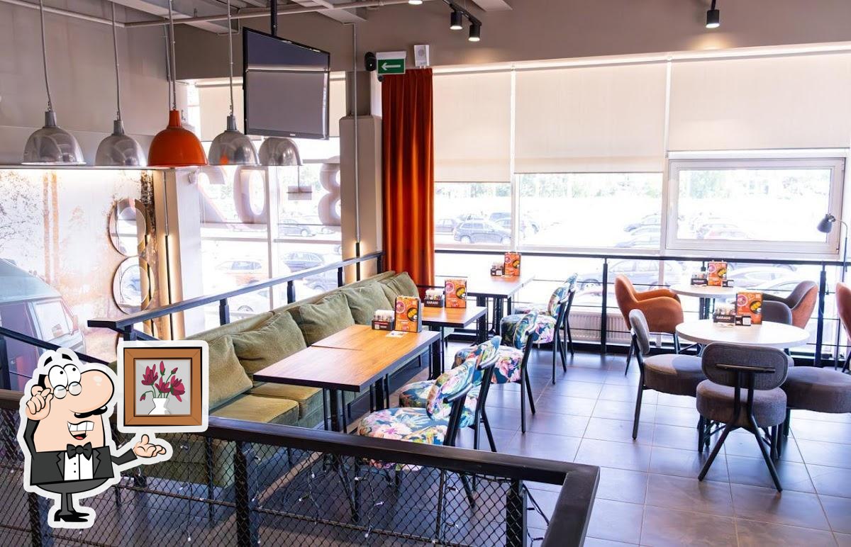Посмотрите на внутренний интерьер "Cafe Garage".