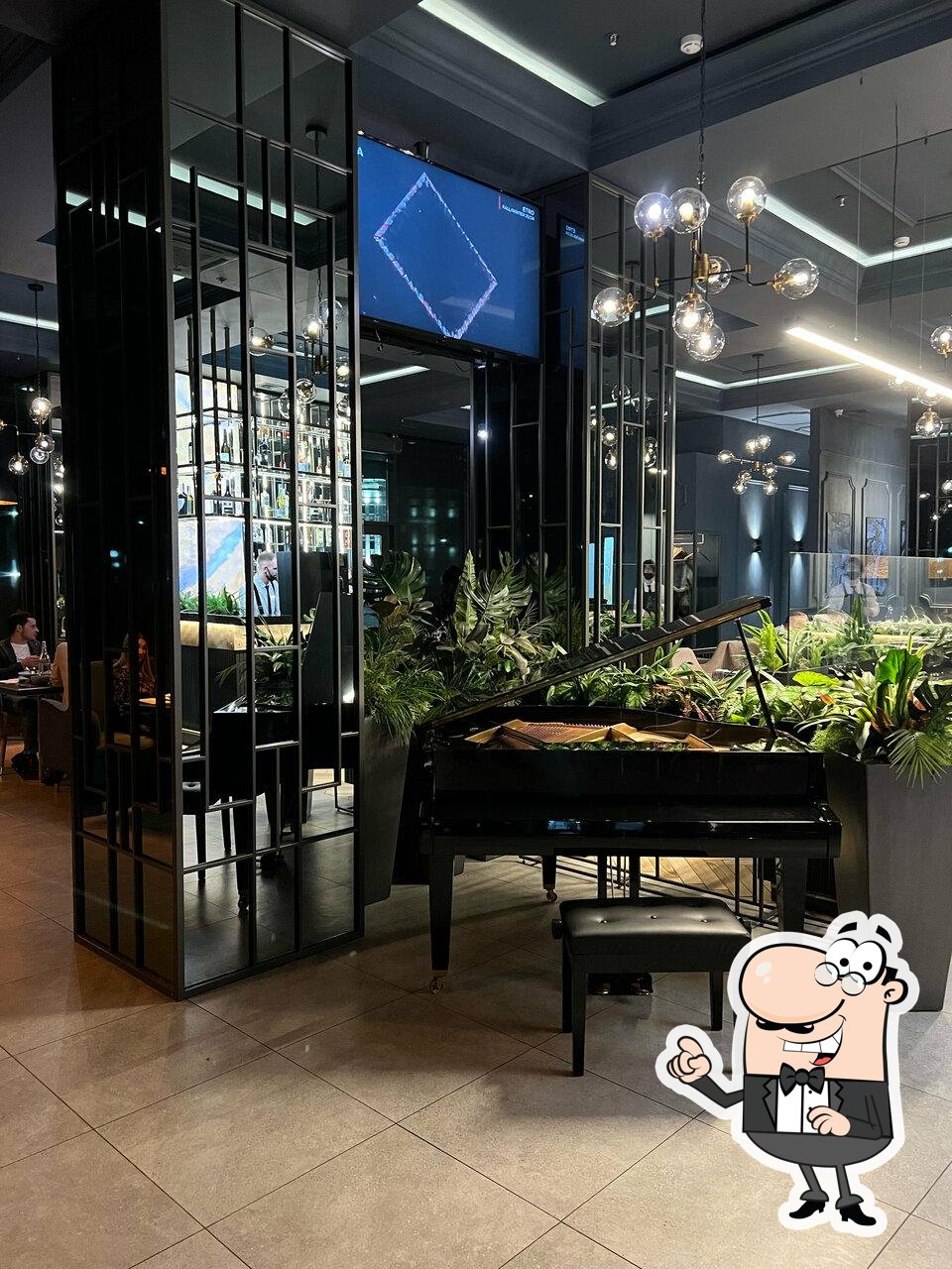 Посмотрите на внутренний интерьер "Grand Savoy Restaurant".
