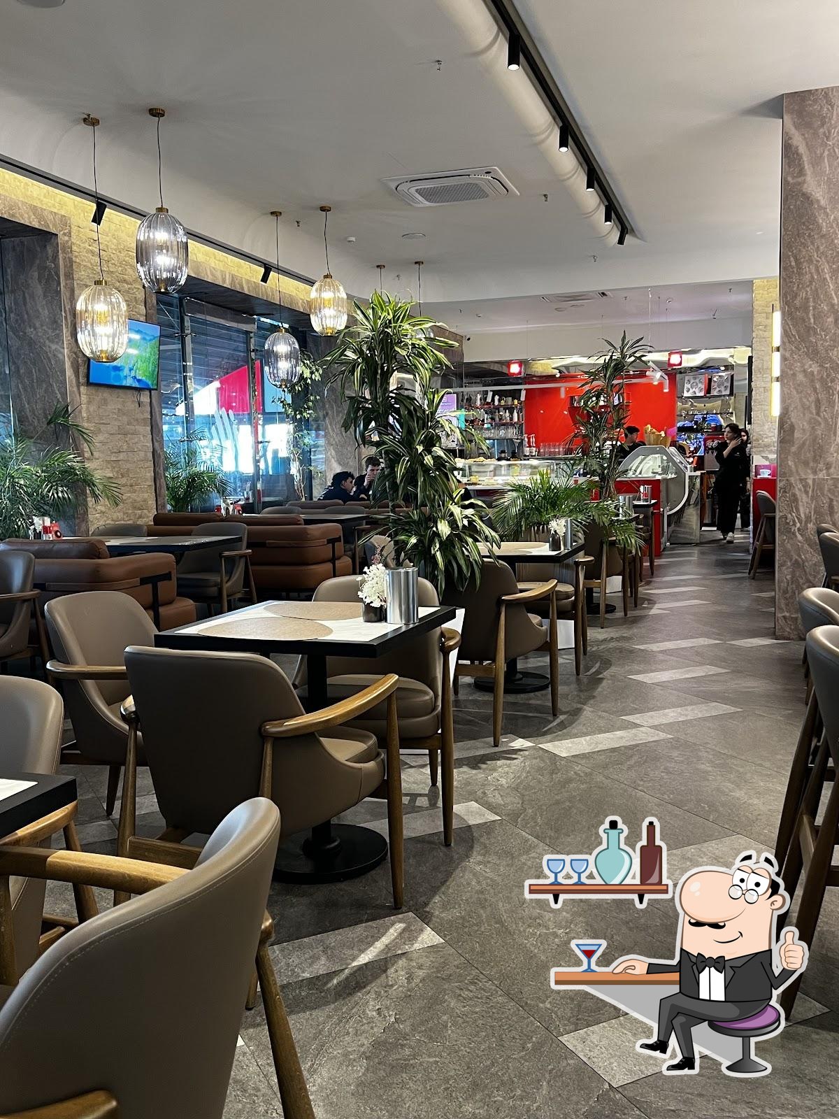 Посмотрите на внутренний интерьер "Caffee'issimo".