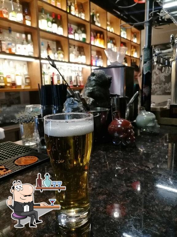 Посмотрите на внутренний интерьер "Black Bear& Grill".