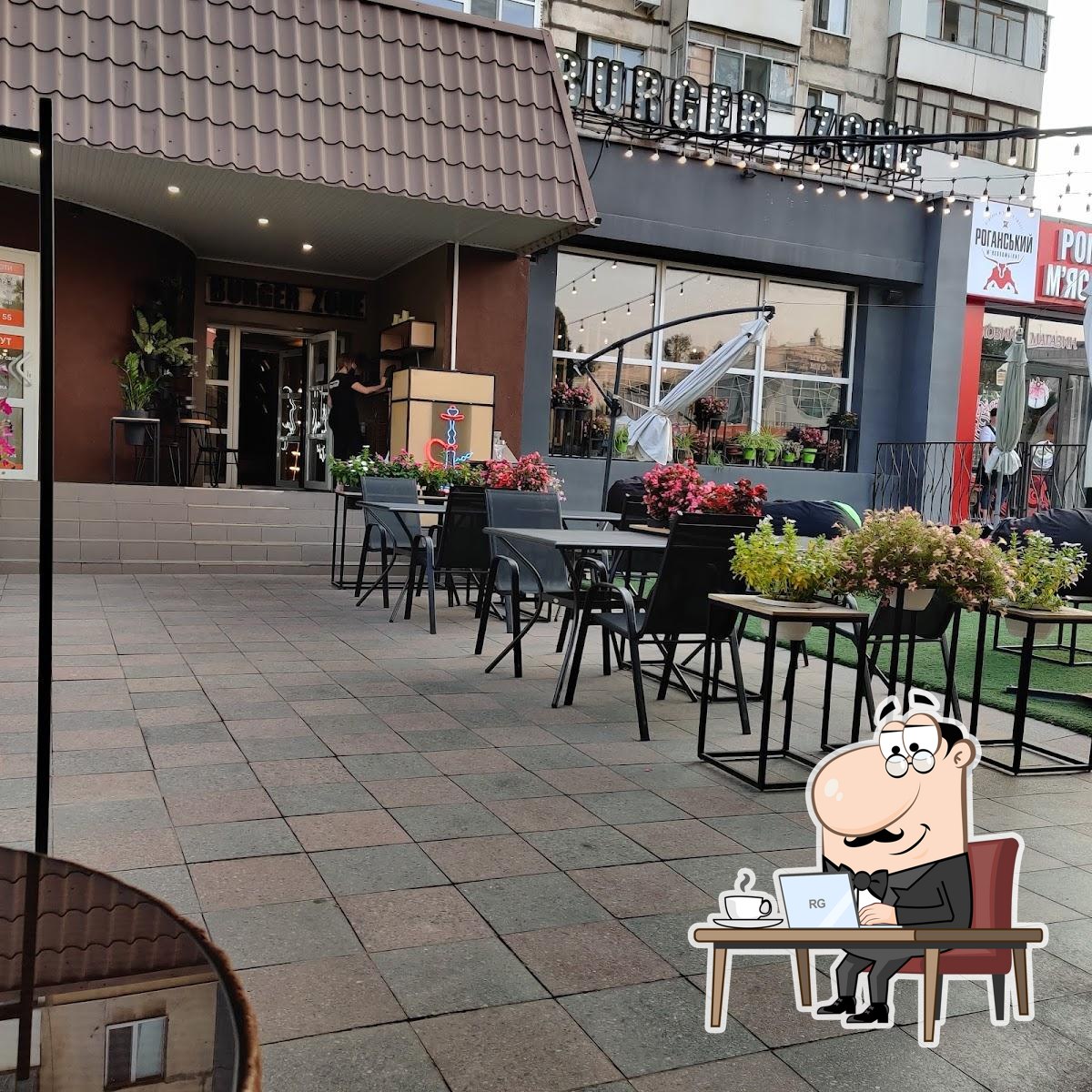 Посмотрите на внутренний интерьер "Burger Zone".