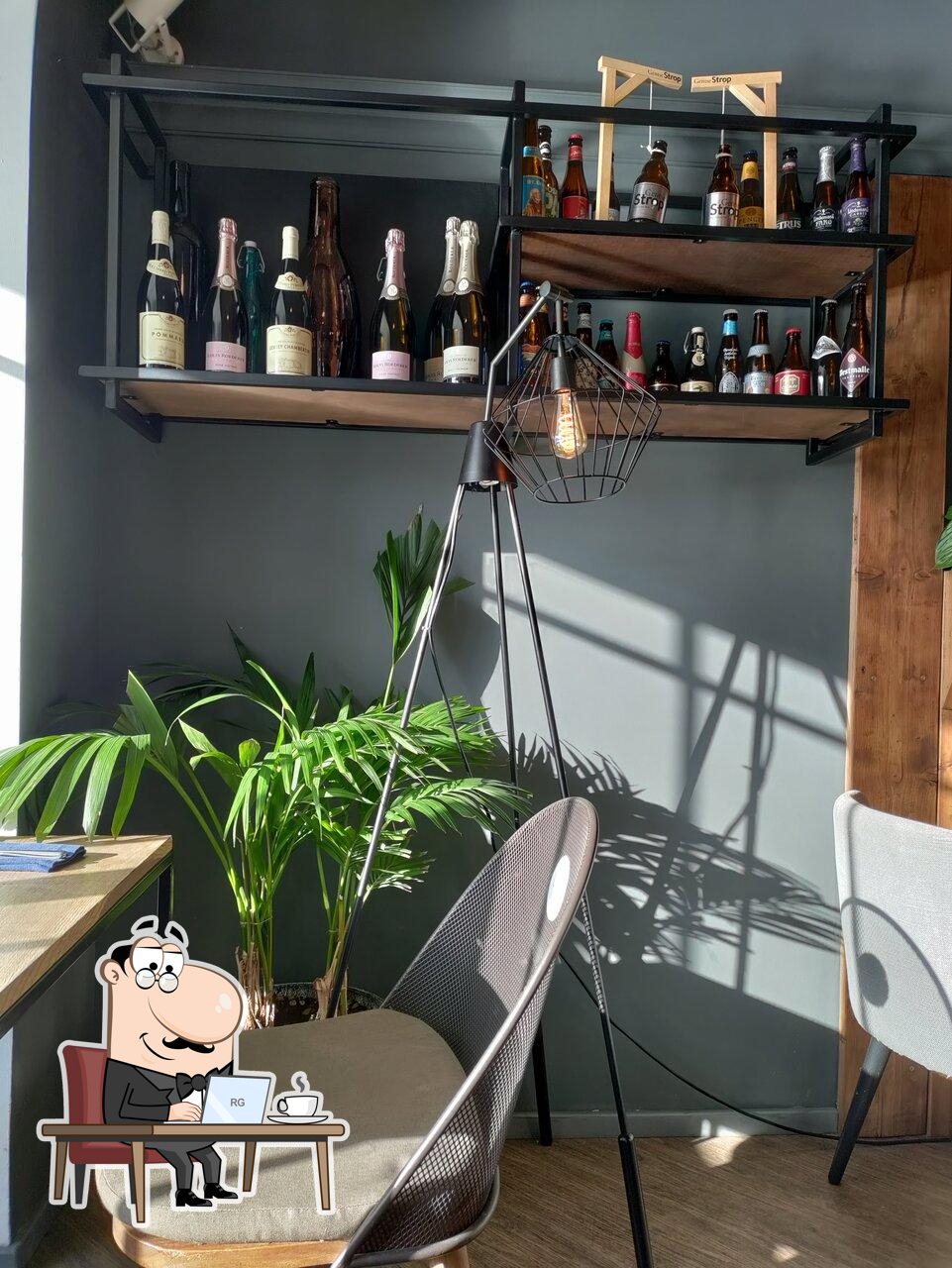Посмотрите на внутренний интерьер "Brasserie Lambic".
