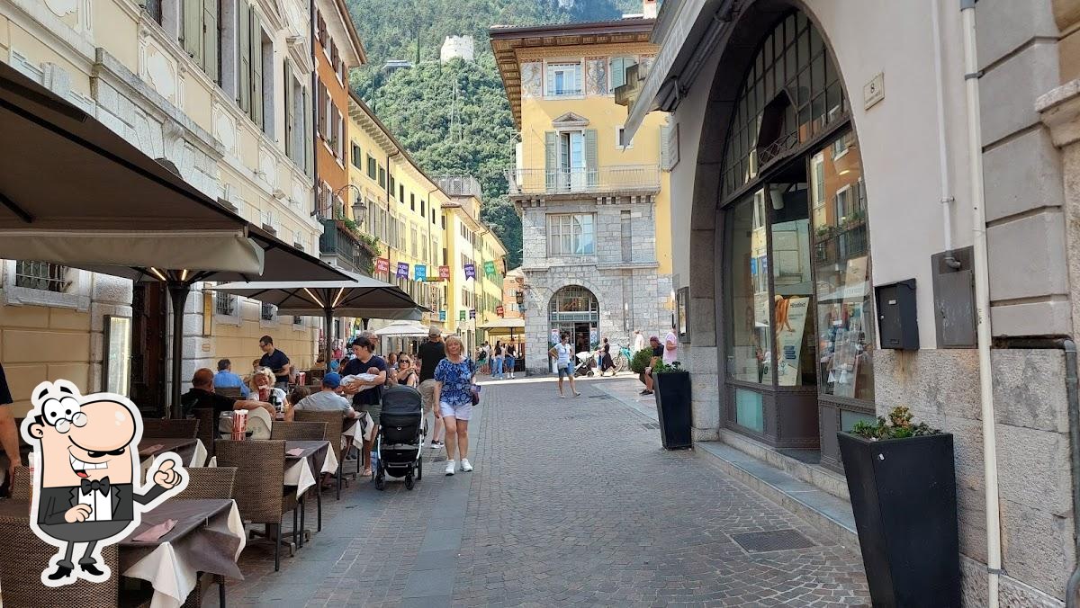Посмотрите на внутренний интерьер "Ristorante Pizzeria Maffei".