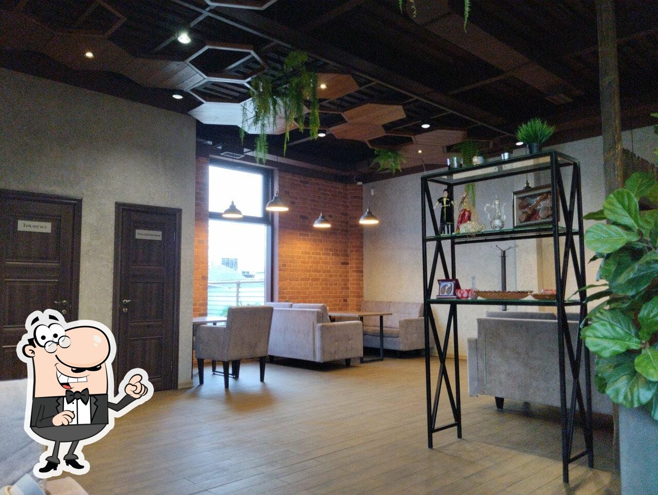 Посмотрите на внутренний интерьер "Buta cafe".