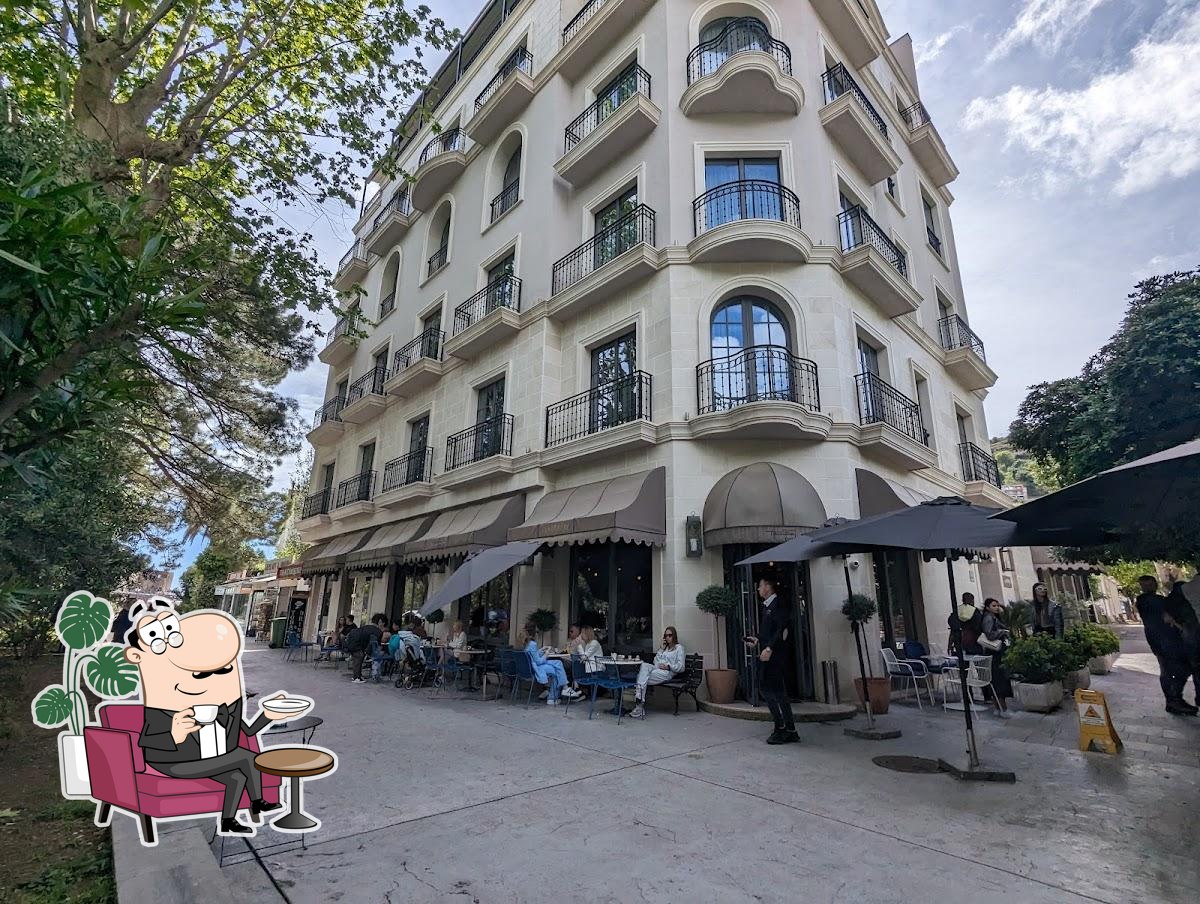 Забронируйте столик в "Hemingway".