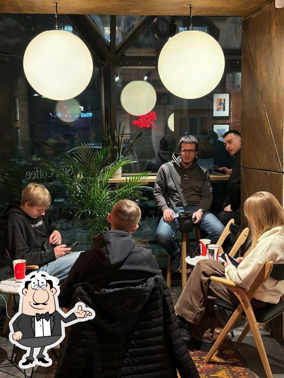 Посмотрите на внутренний интерьер "Surf Coffee x People".