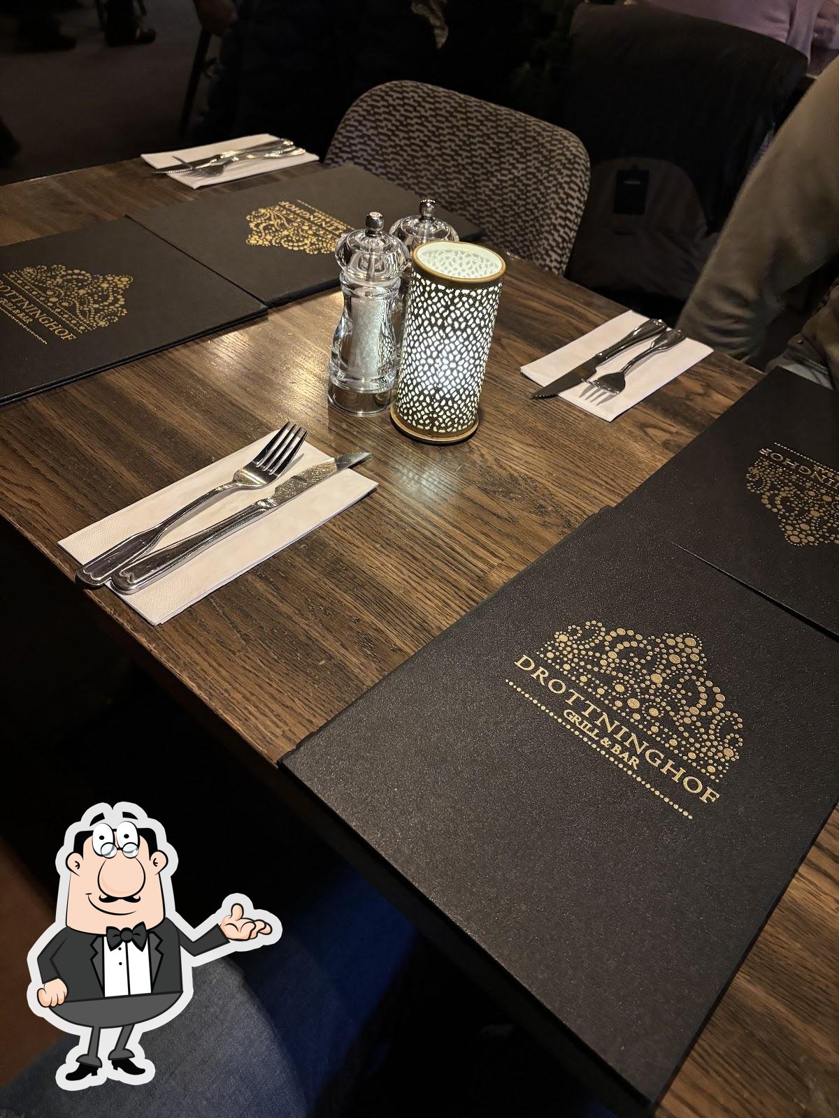 Посмотрите на внутренний интерьер "Drottninghof Grill & Bar".