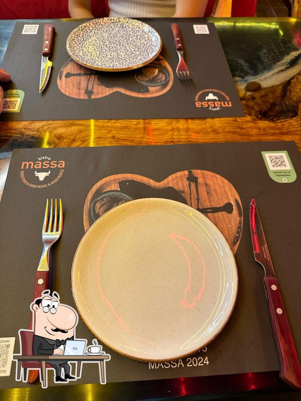 Посмотрите на внутренний интерьер "Massa Bistro".