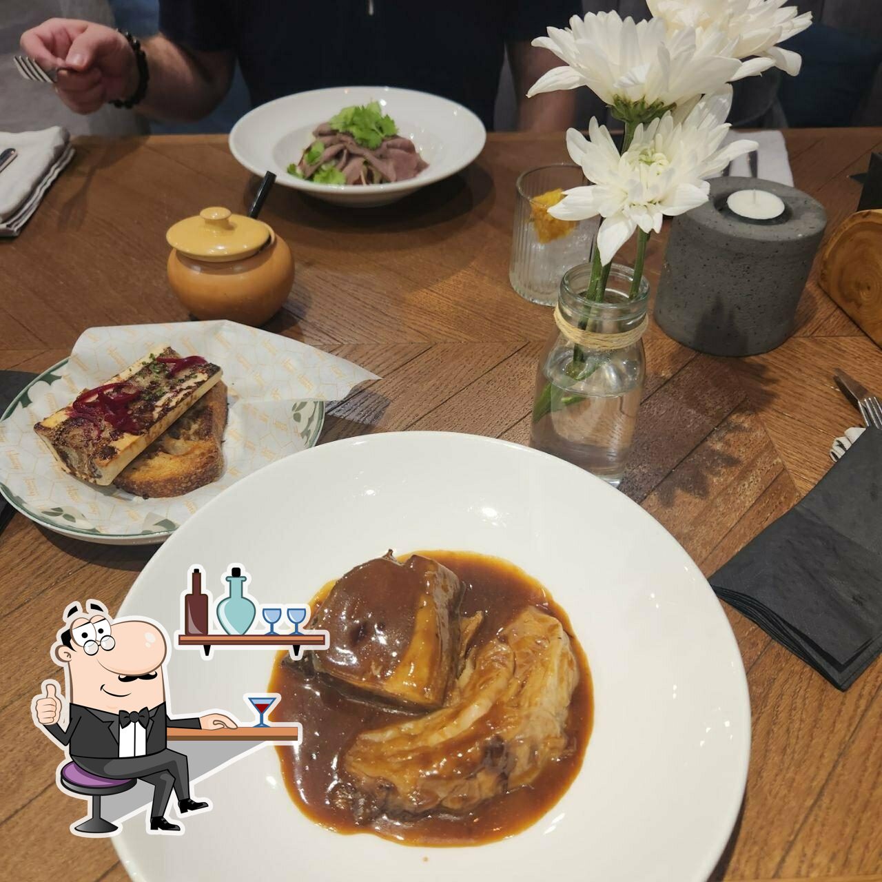 Посмотрите на внутренний интерьер "Хани".