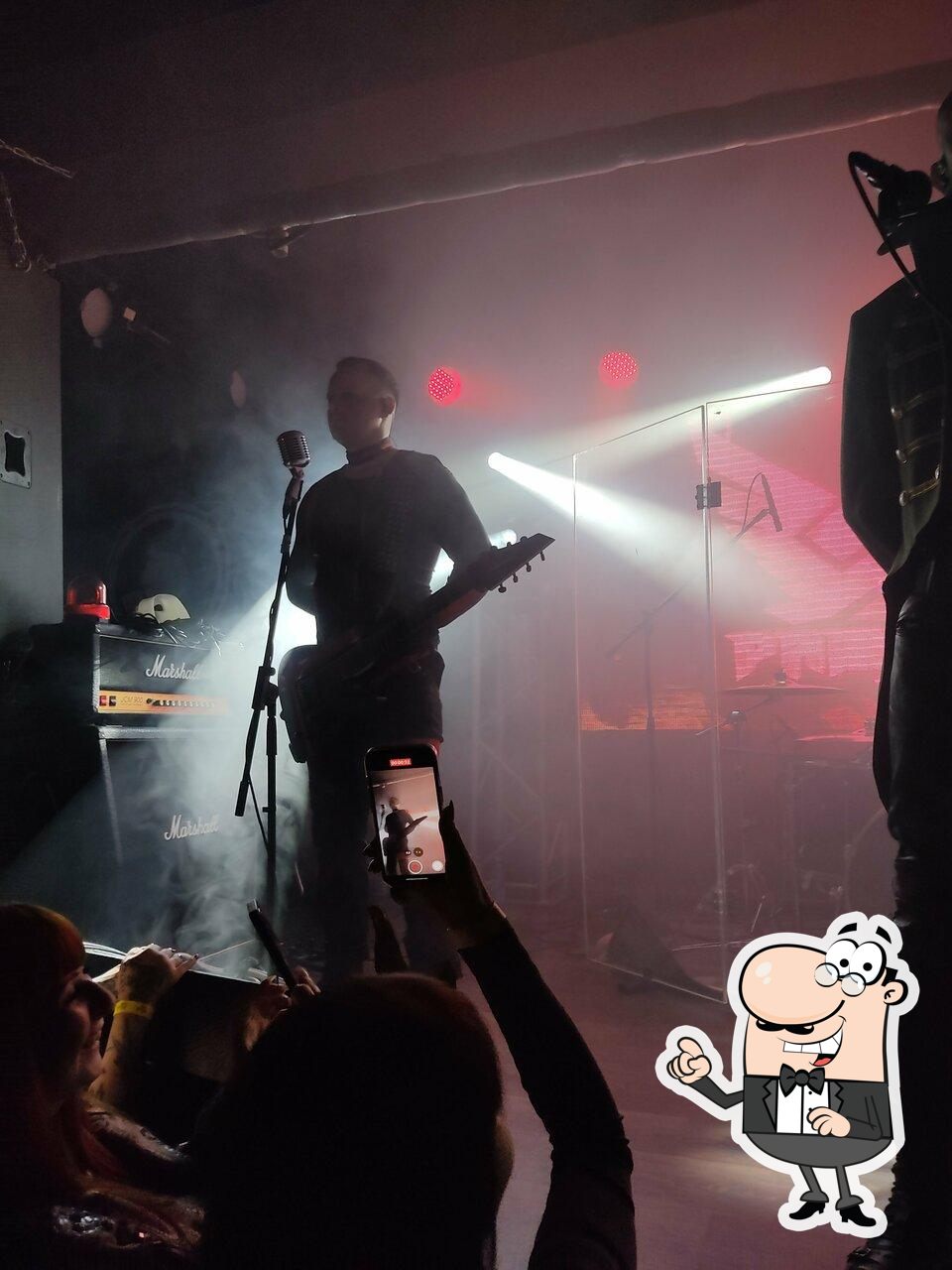 Посмотрите на внутренний интерьер "The Rock Bar".