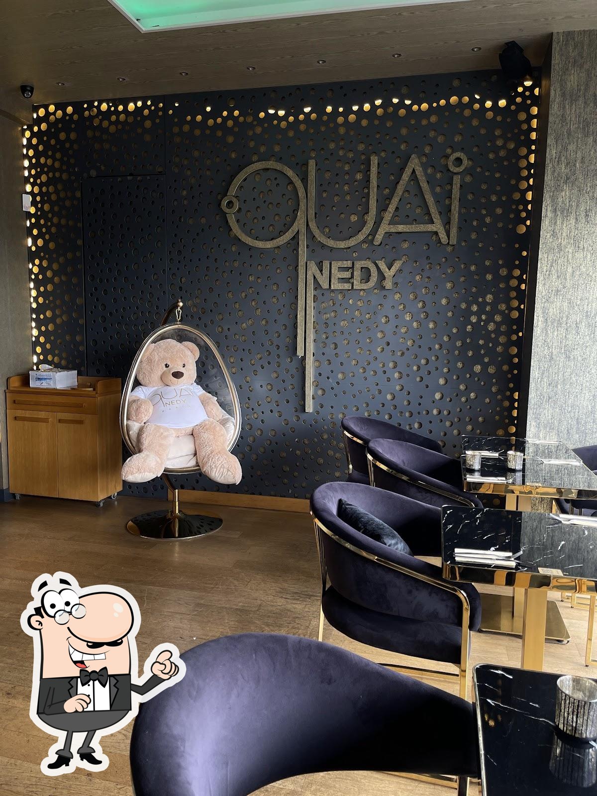 Посмотрите на внутренний интерьер "Quai Nedy Lounge Restaurant".