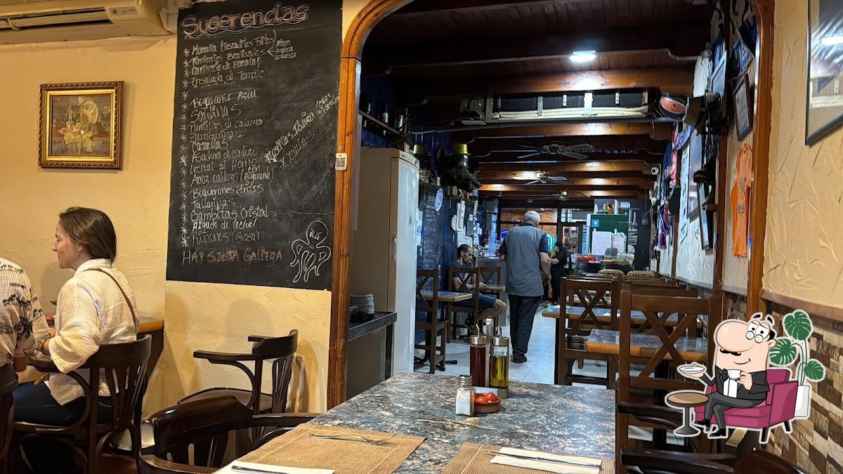 Посмотрите на внутренний интерьер "Restaurant El Pulpero de Lugo".