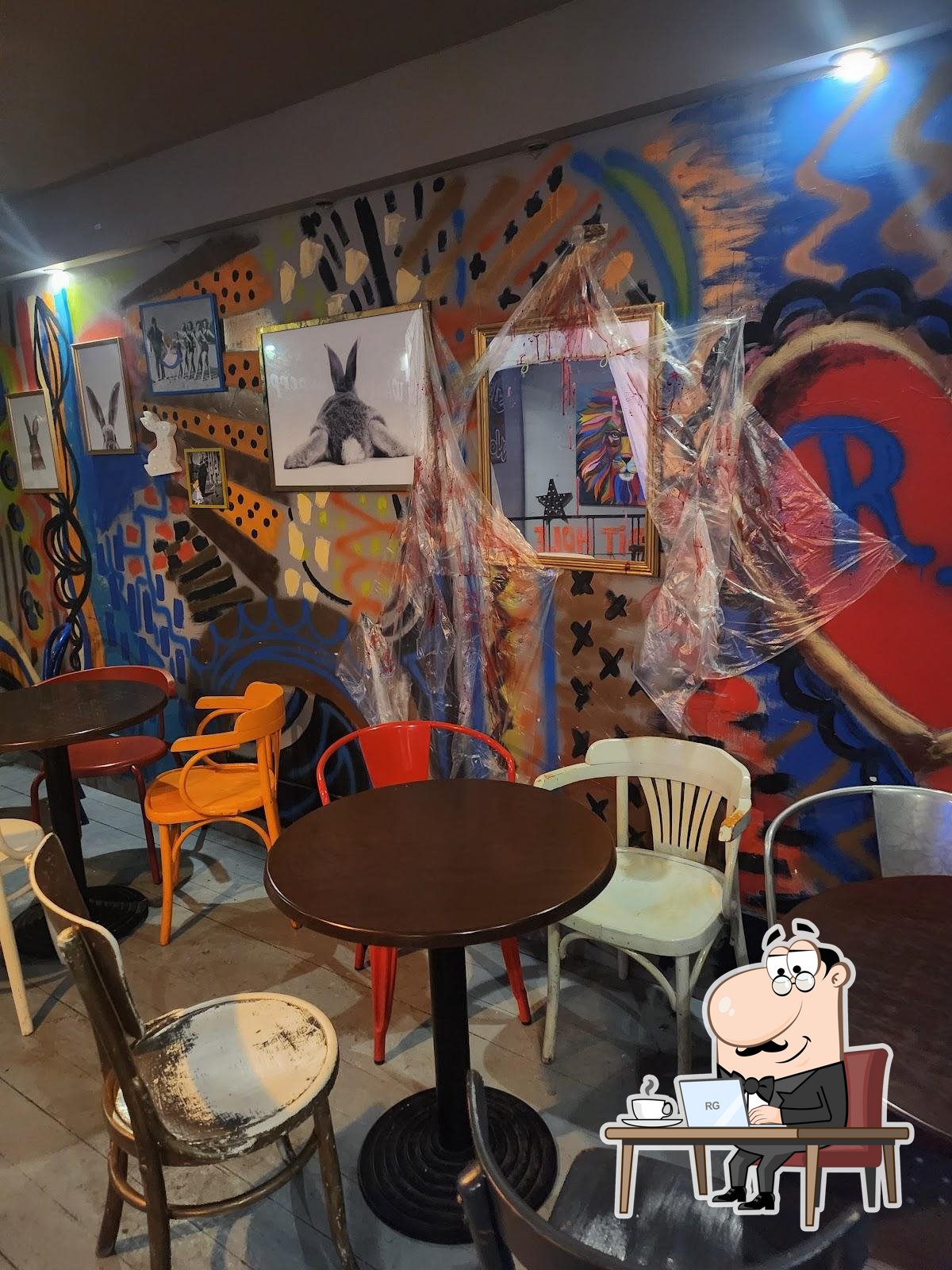 Посмотрите на внутренний интерьер "Rabbit Hole Bar & Café".