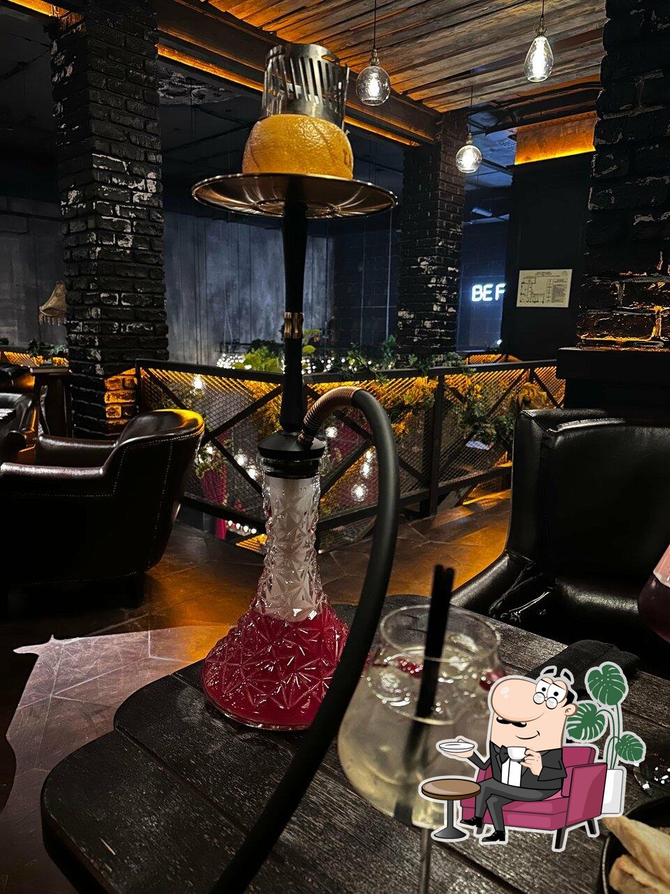 Забронируйте столик в "Tangiers Lounge".