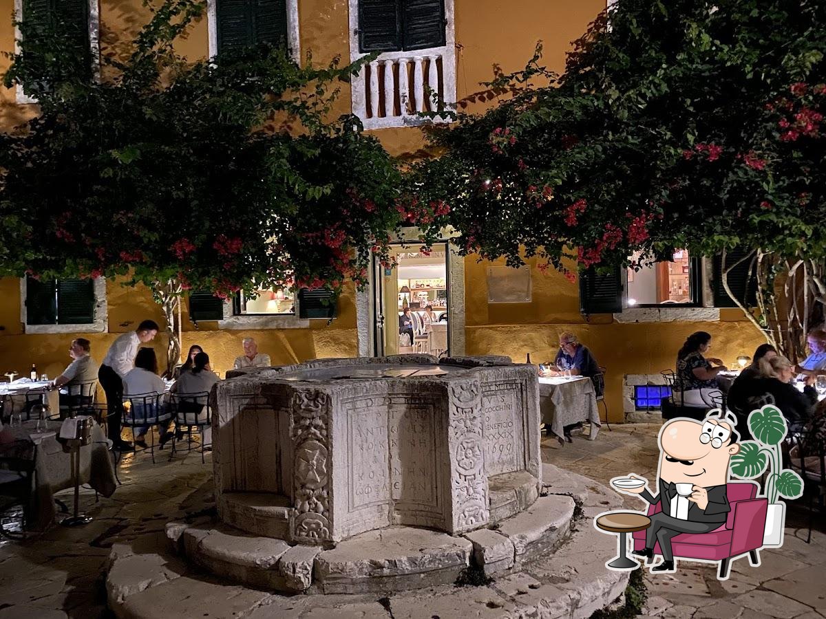 Посмотрите на внутренний интерьер "Venetian Well".