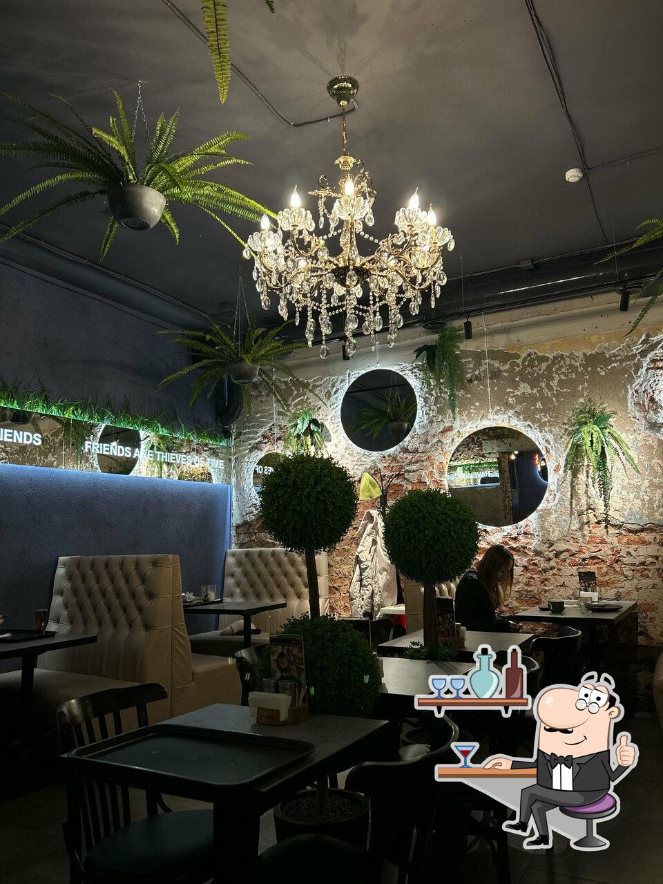 Забронируйте столик в "Cafe for Friends".