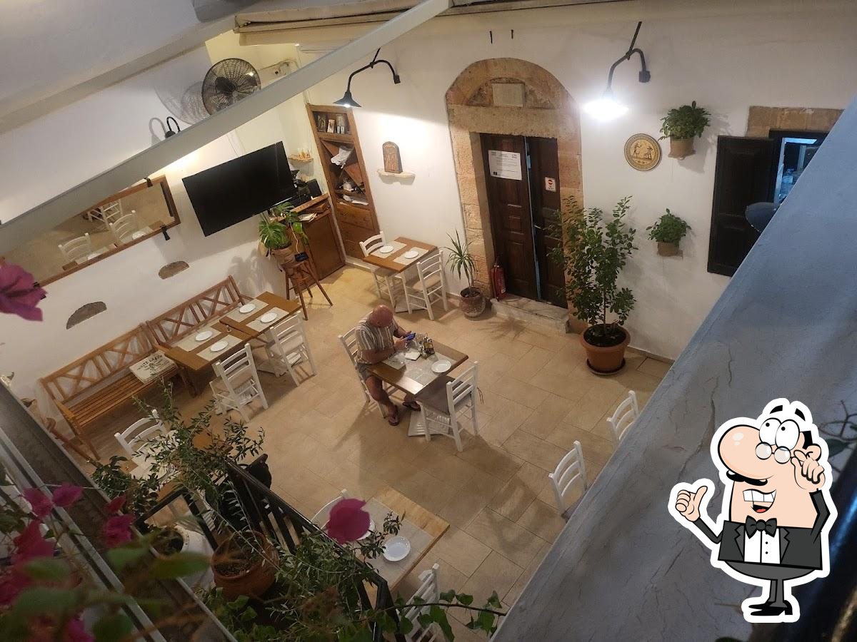 Забронируйте столик в "Village House Restaurant".