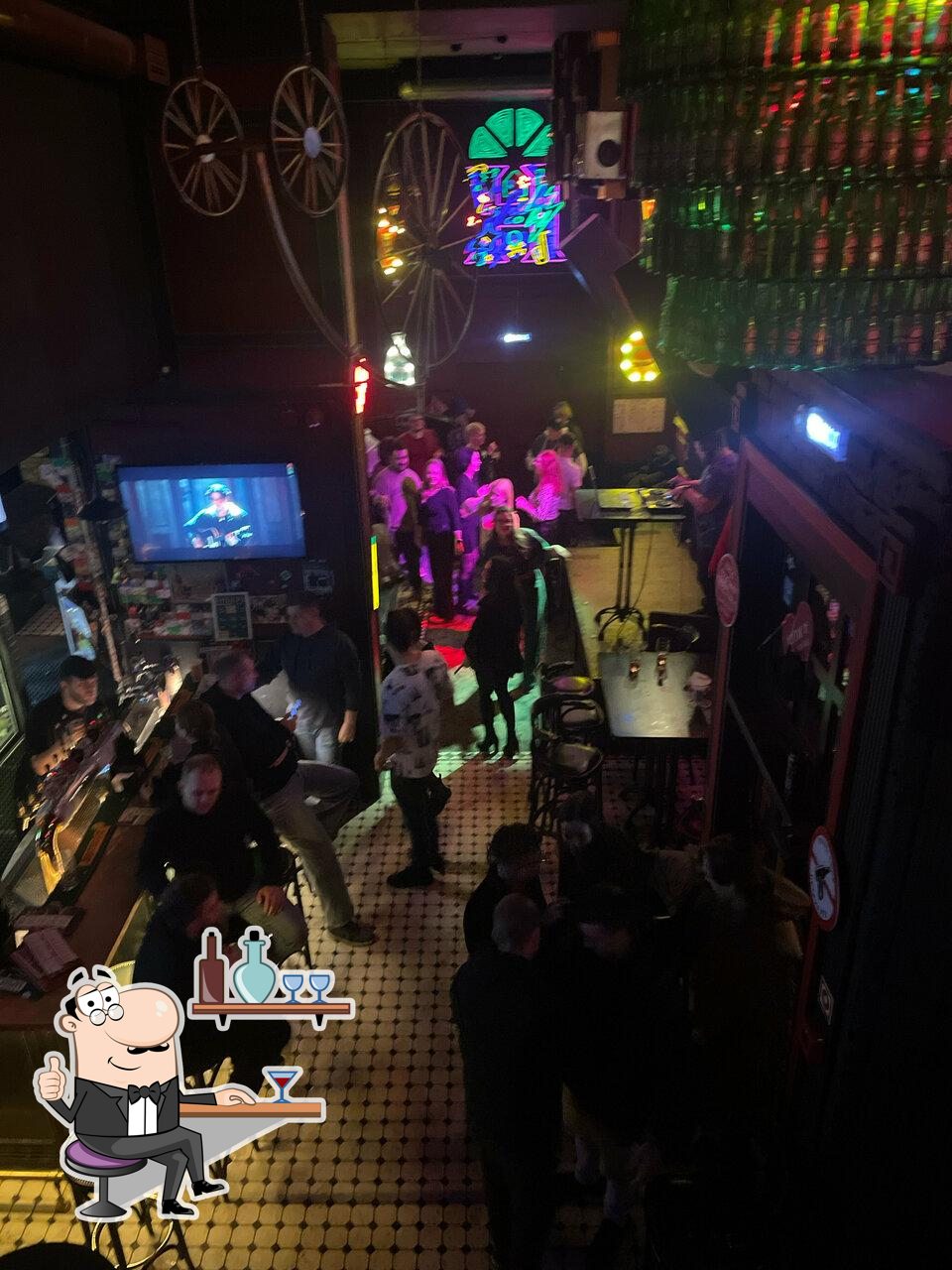 Посмотрите на внутренний интерьер "Harat’s pub".