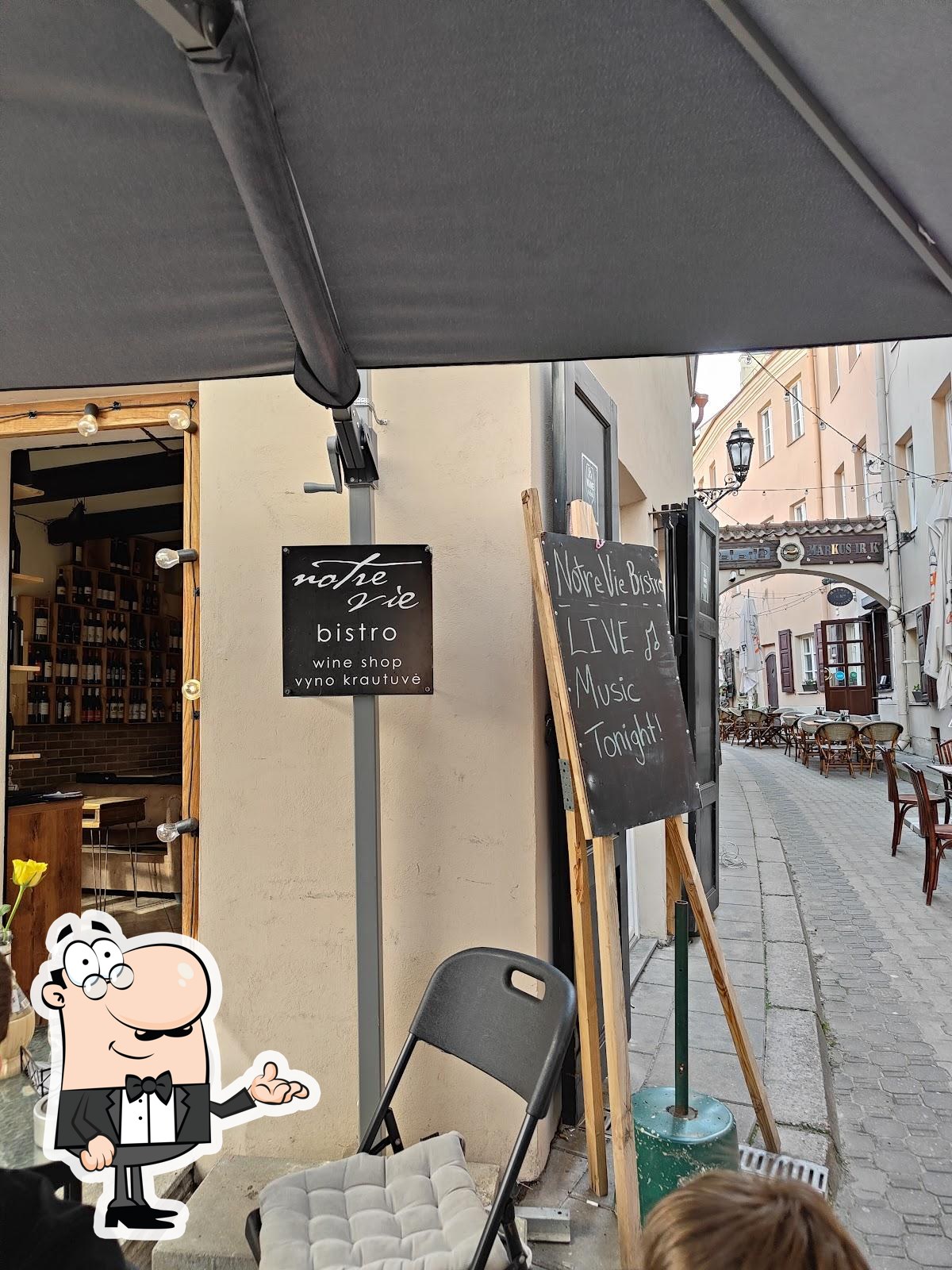 Интерьер "Notre Vie Bistro and Wine Shop".