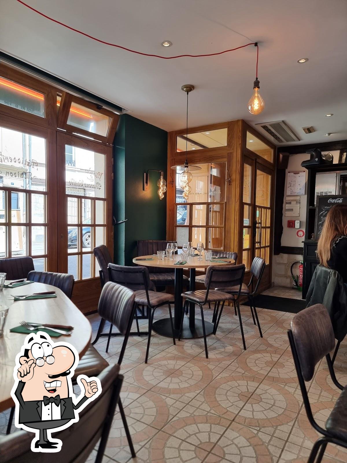 Посмотрите на внутренний интерьер "Le Bistrot d'Arthur".