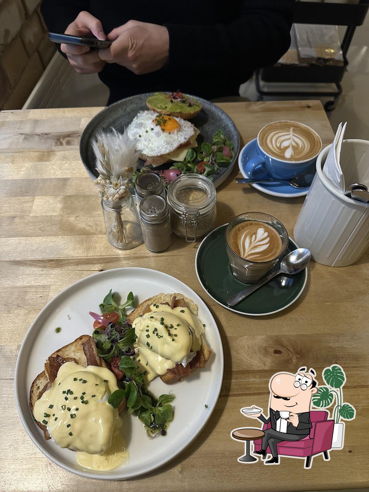 Забронируйте столик в "Lion's Locker Coffee & Brunch".