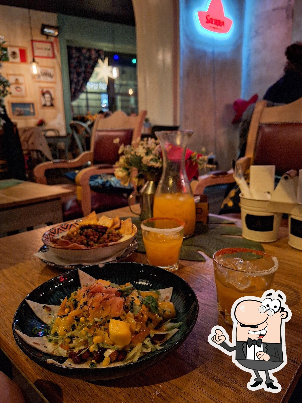 Посмотрите на внутренний интерьер "La Taqueria".