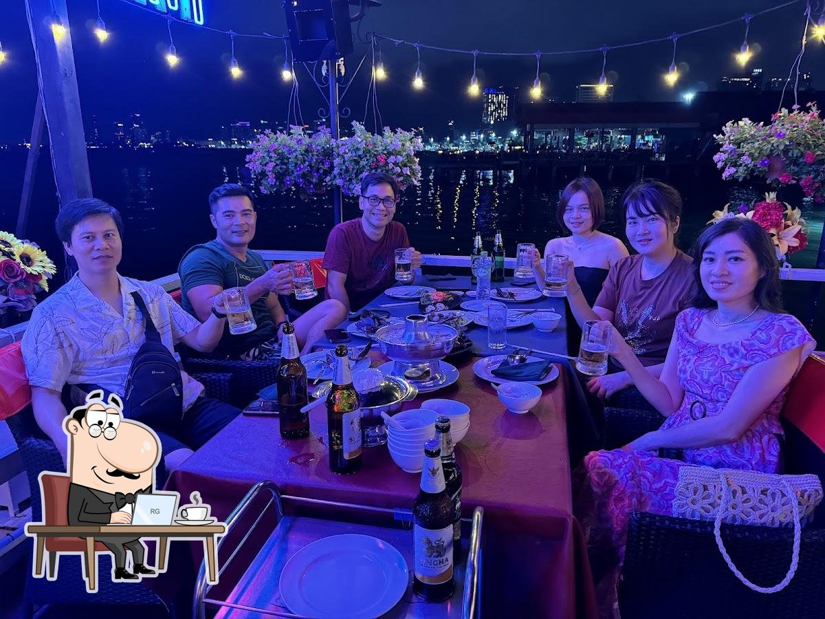 Посмотрите на внутренний интерьер "sea zone seafood & steak restaurant .".