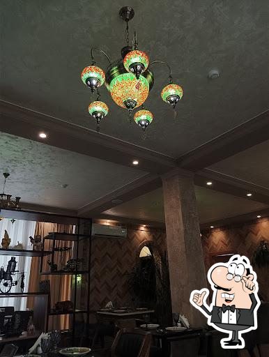 Посмотрите на внутренний интерьер "The Host- Indian Restaurant".