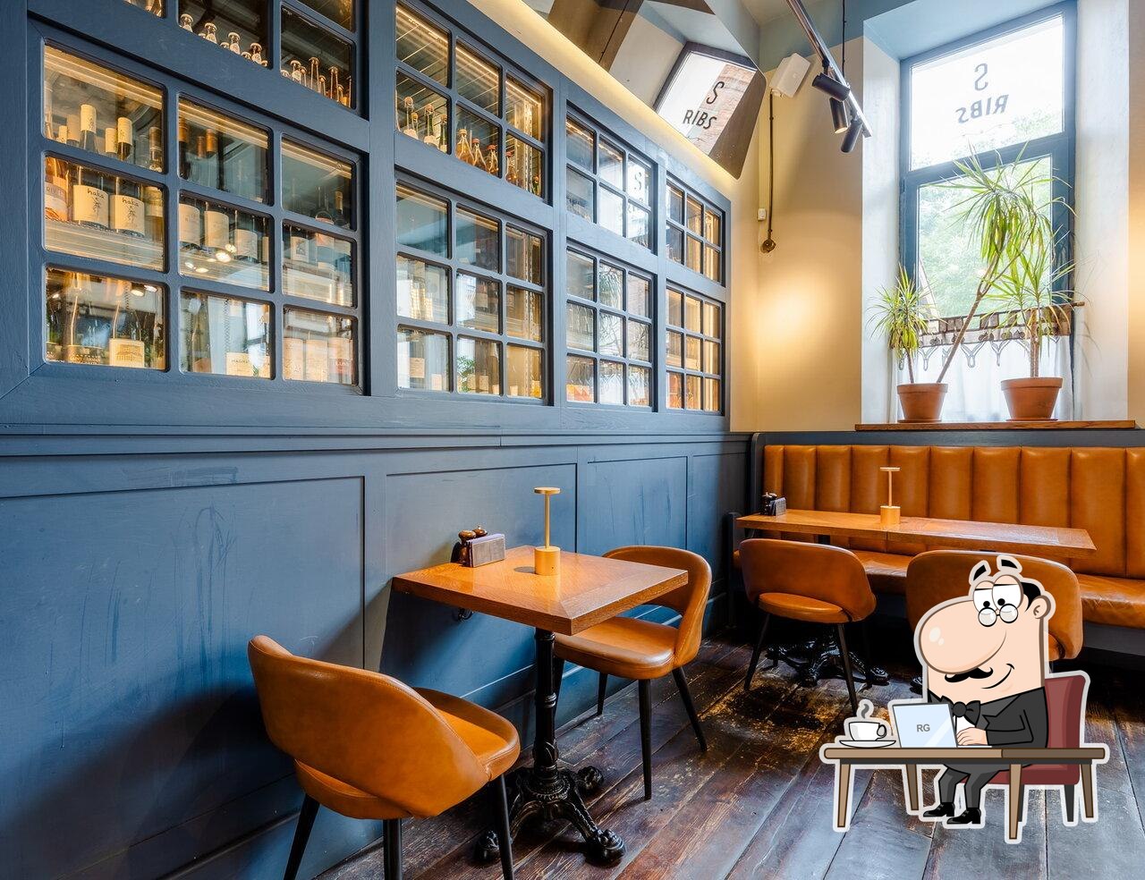 Забронируйте столик в "Smokey Bones".