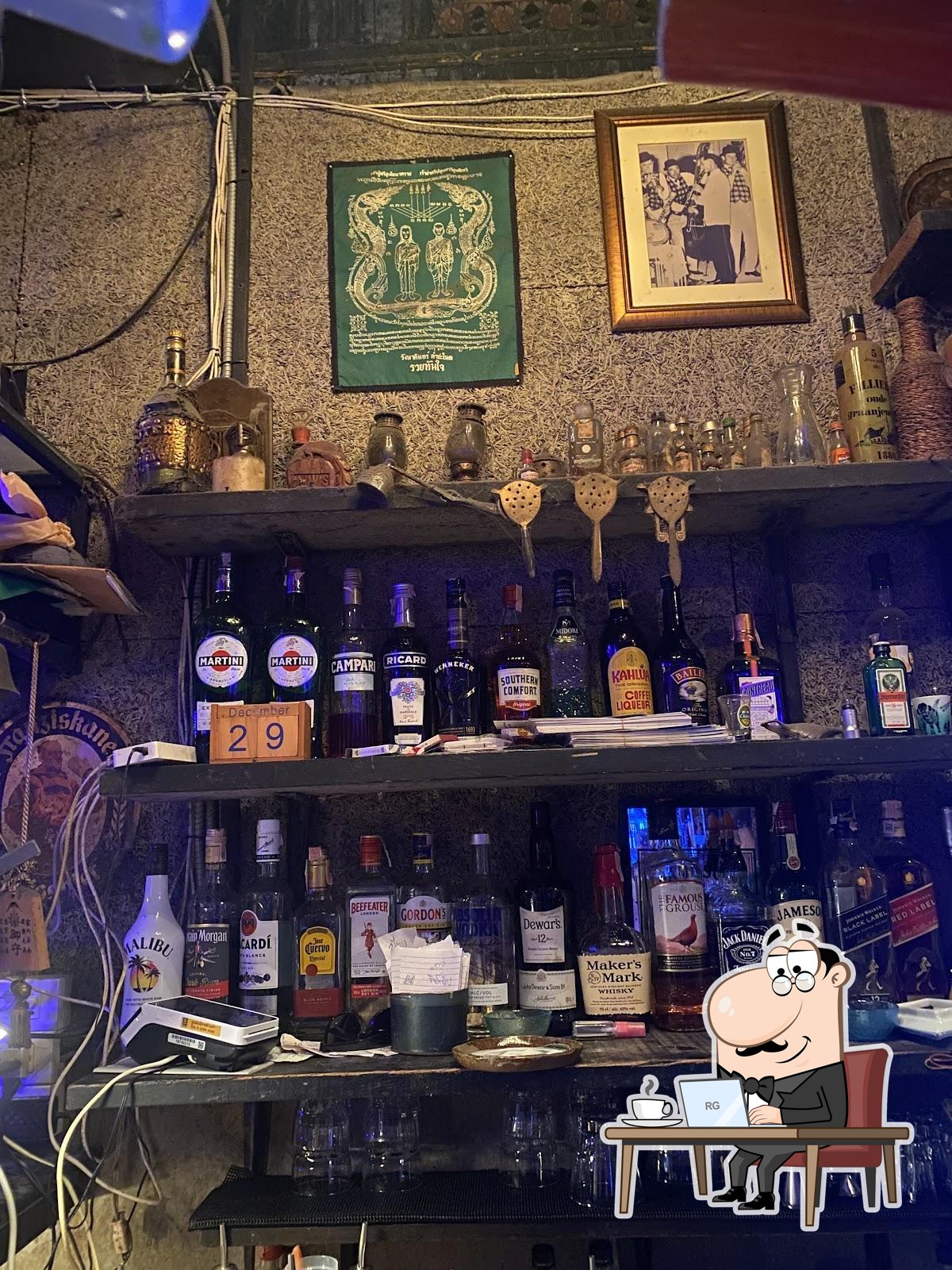 Посмотрите на внутренний интерьер "Adhere The 13th Blues Bar".