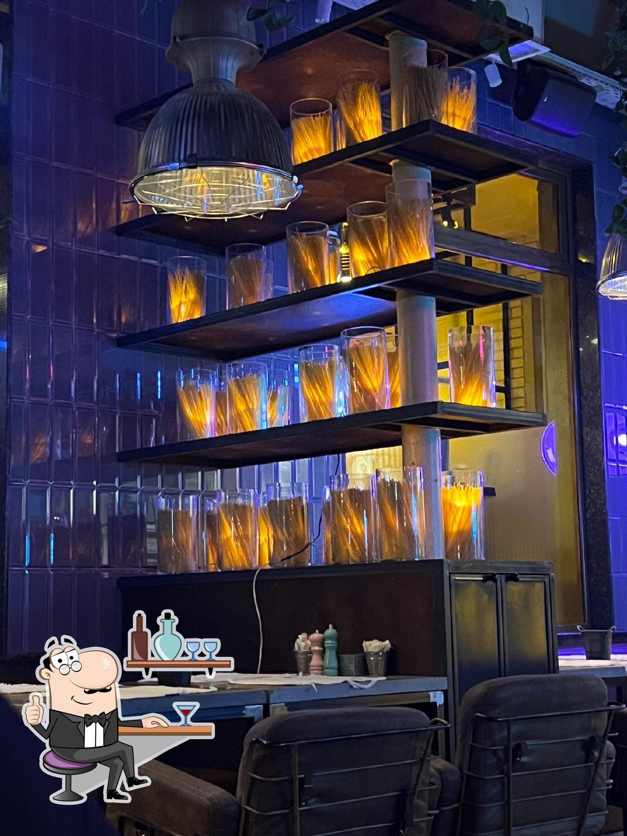 Забронируйте столик в "Stories City Cafe".