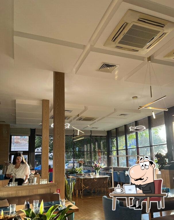 Забронируйте столик в "Крем cafe".