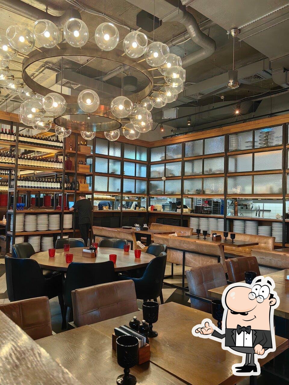 Посмотрите на внутренний интерьер "Black Market".