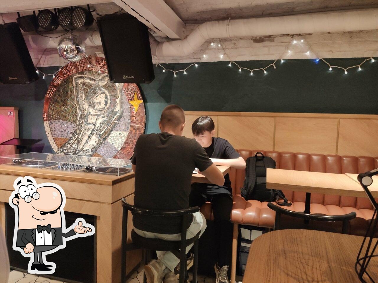 Посмотрите на внутренний интерьер "Центральная рюмочная".