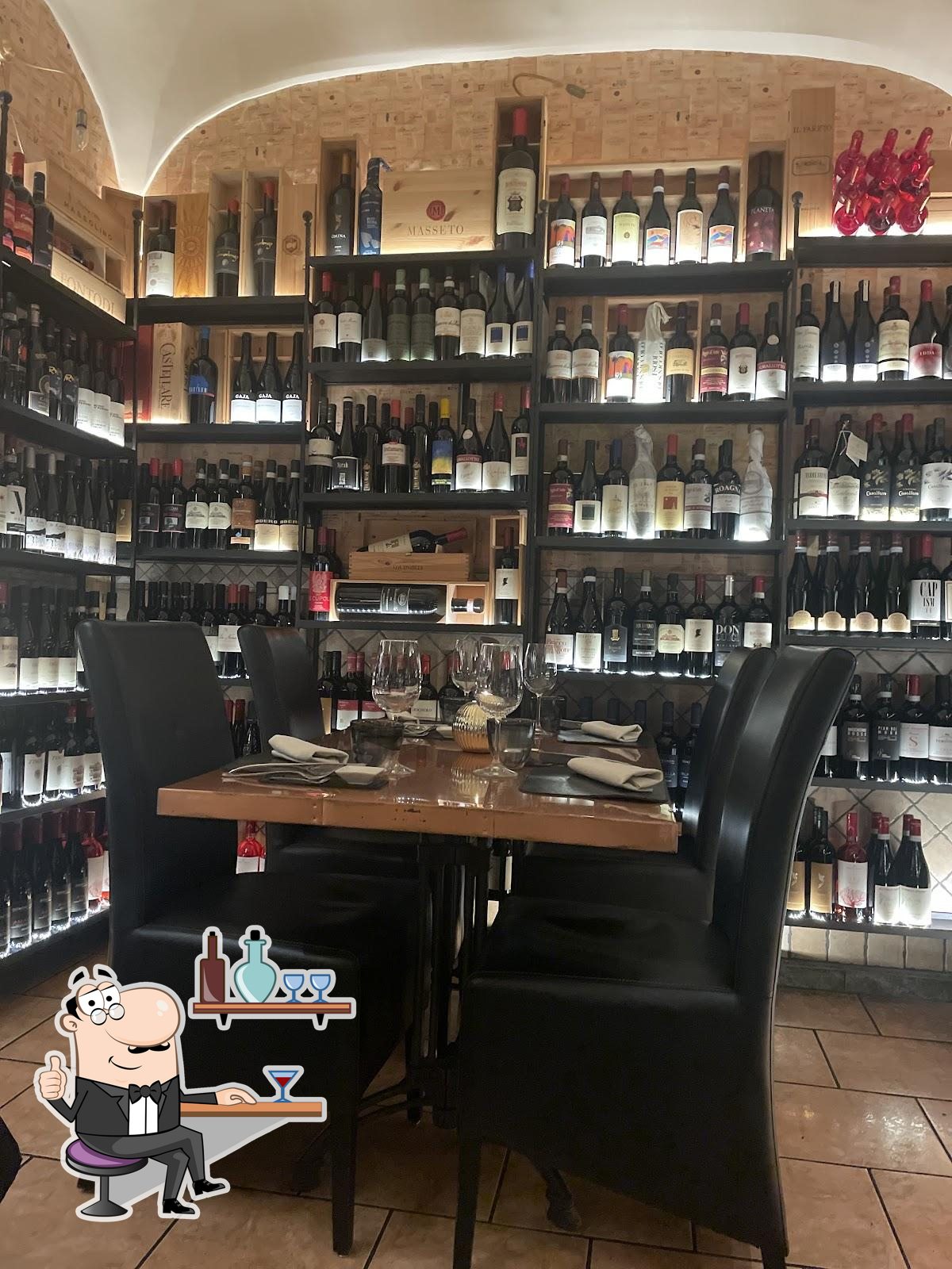 Забронируйте столик в "Ristorante Ad Hoc".