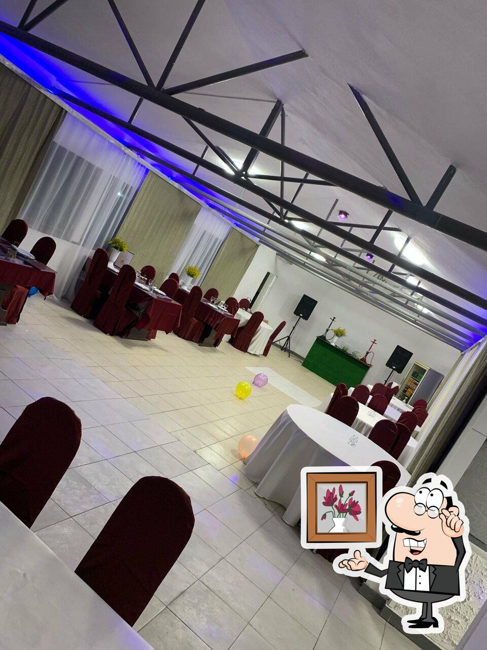 Посмотрите на внутренний интерьер "У Речки".