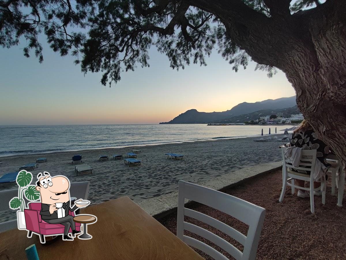 Посмотрите на внутренний интерьер "Alianthos Seaside Restaurant".