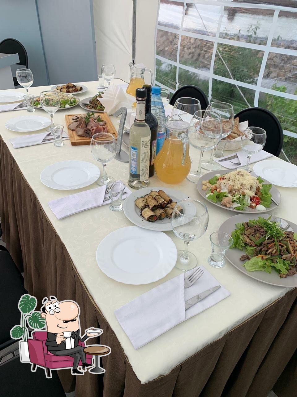 Посмотрите на внутренний интерьер "Кафе Евразия".