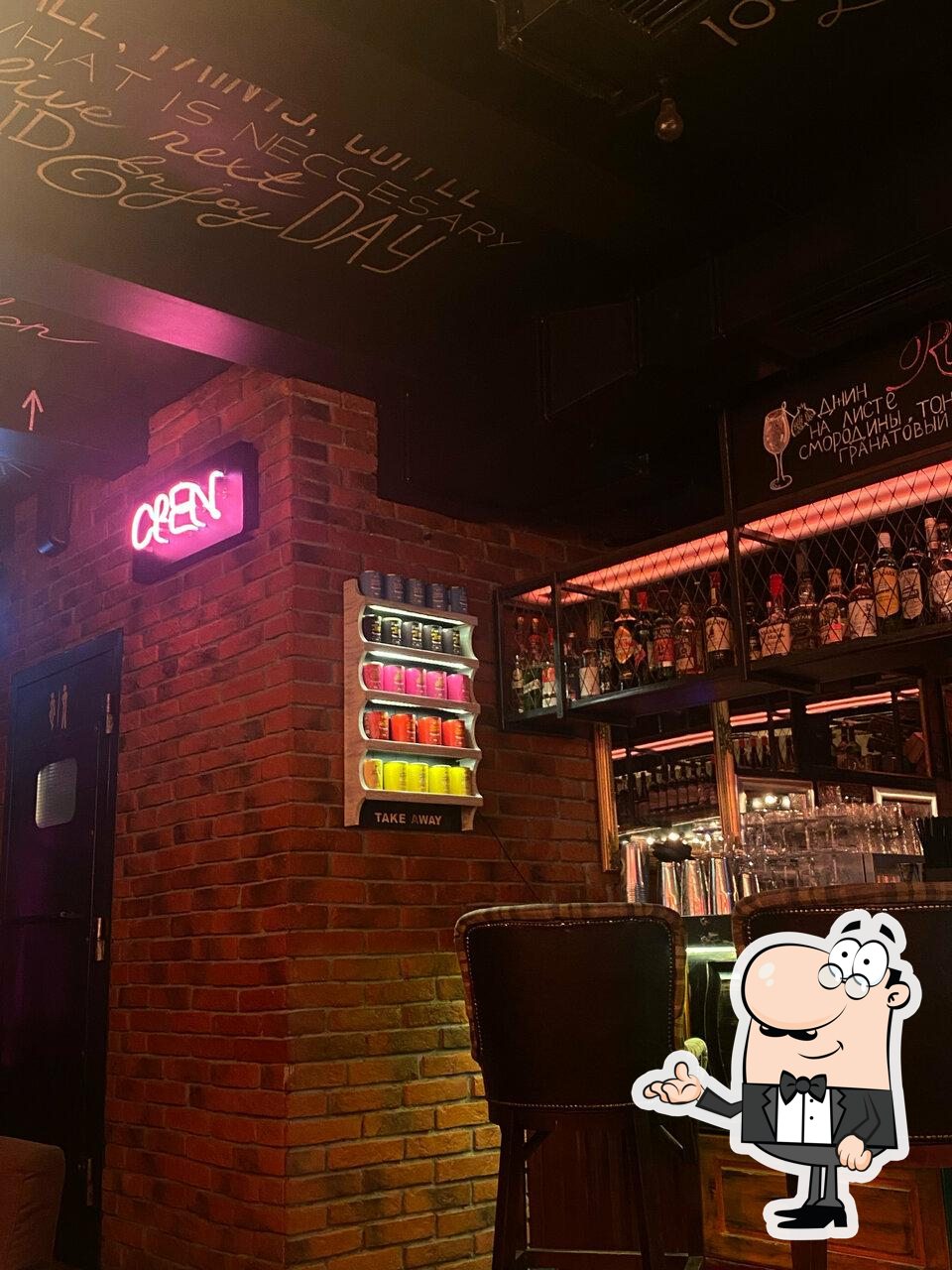 Забронируйте столик в "Soho bar".