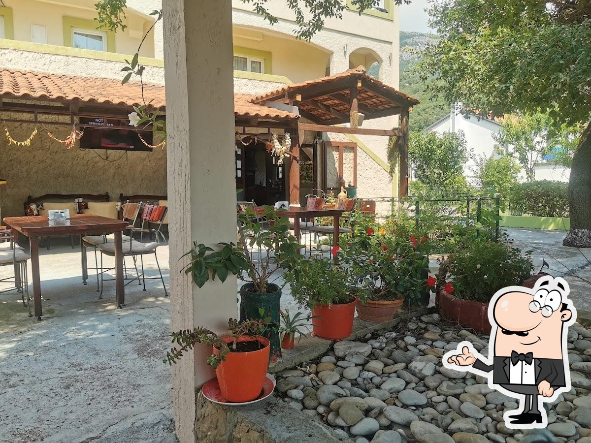 Забронируйте столик в "Restaurant Georgian Courtyard".