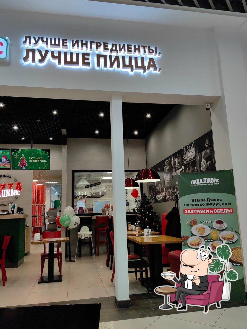 Посмотрите на внутренний интерьер "Папа Джонс".