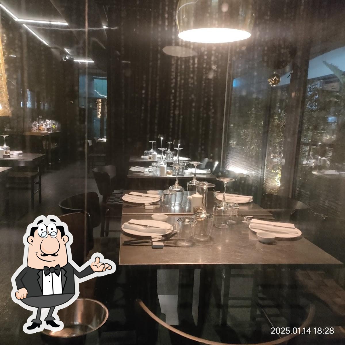 Посмотрите на внутренний интерьер "Hagakure - Fusion e Sushi".