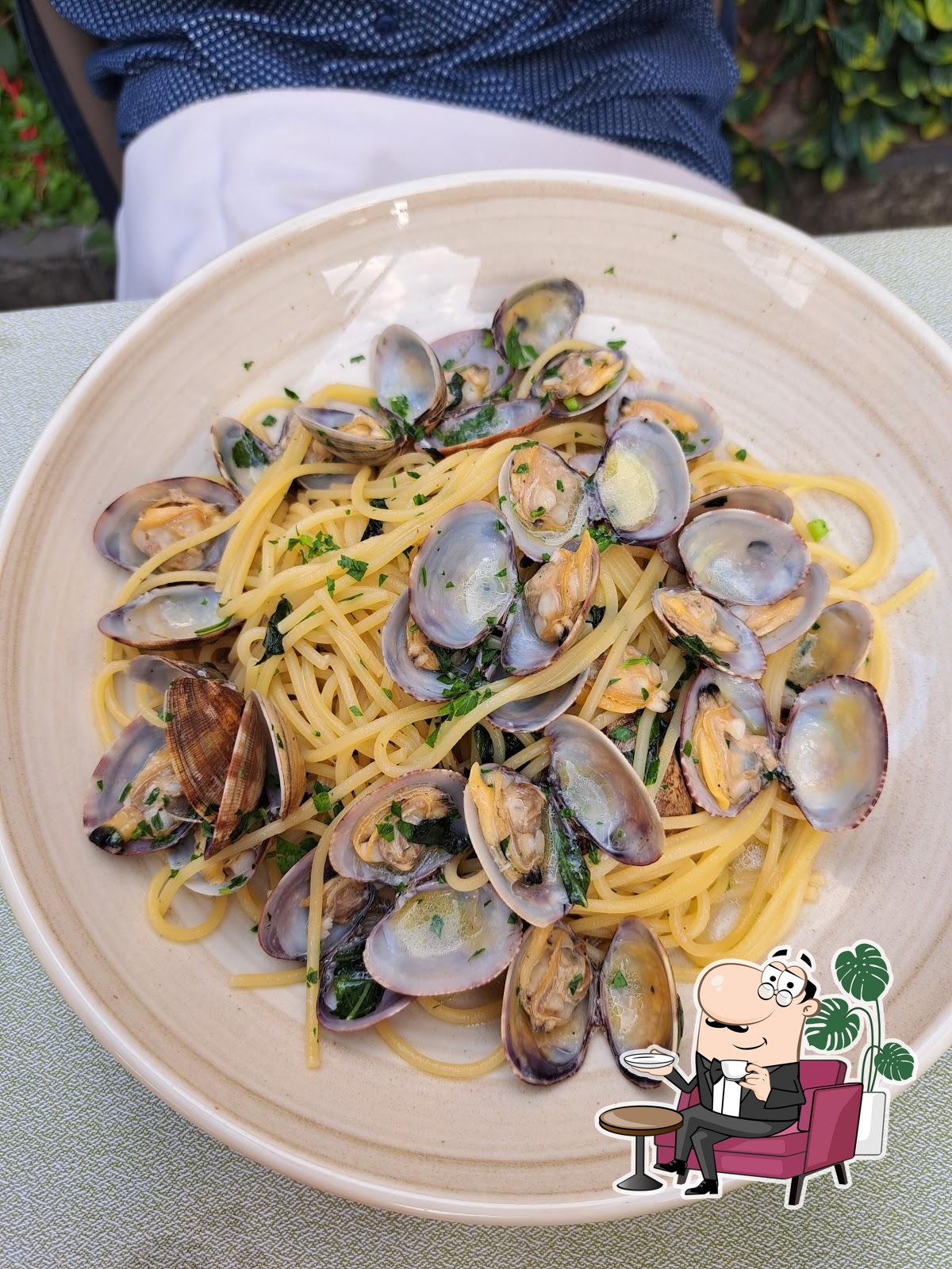 Посмотрите на внутренний интерьер "Ristorante e Pizzeria Fontana D'Oro".